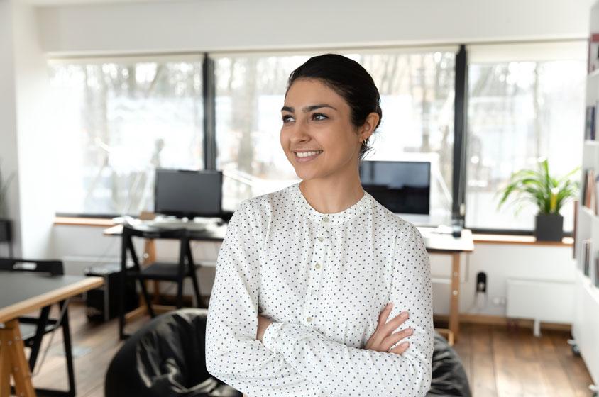 Frau im Büro lächelt