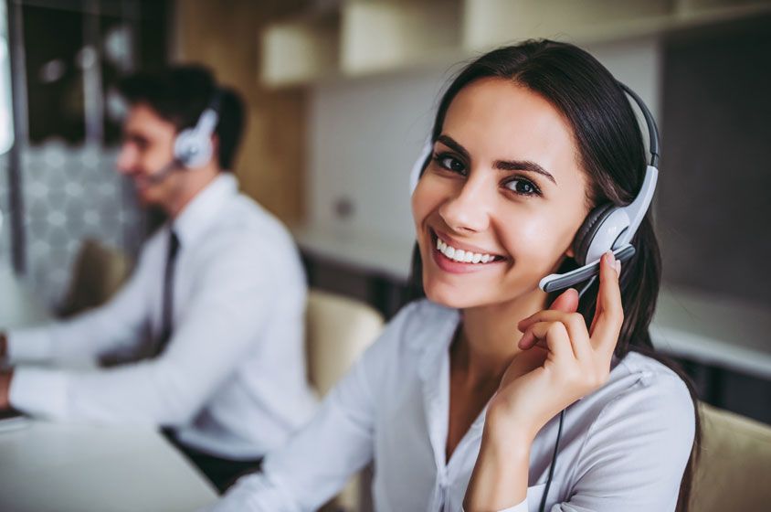 Frau, lächelnd, mit Headset